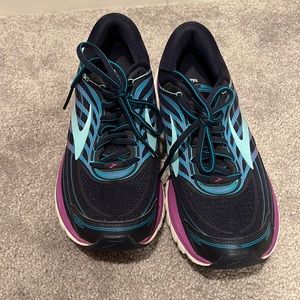 Size 9 Brooks running shoes